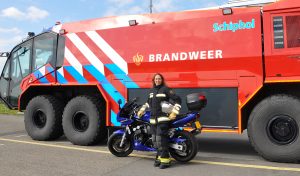 Sandra is werkzaam bij de brandweer op Schiphol en rijdt motor