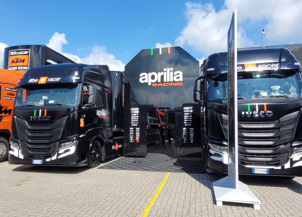 Aprilia Racing doorgang naar de pitboxen