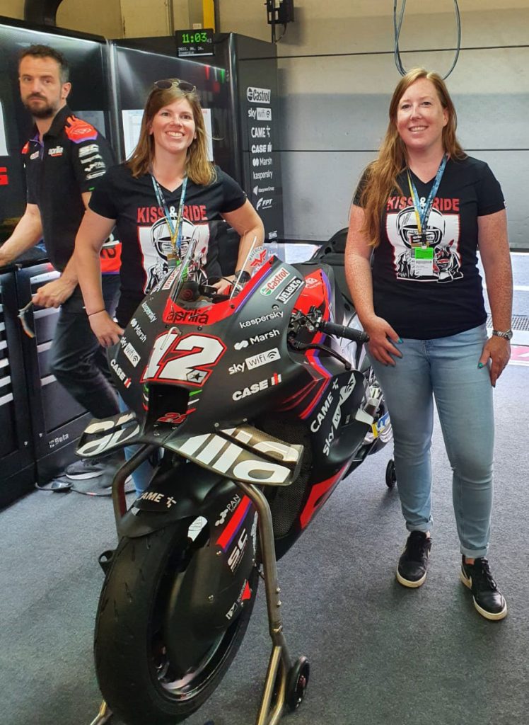 Ellen en Sonja bij de Aprilia RS GP 2022 van Maverick Viñales