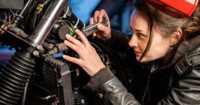 Emma sleutelt zelf aan haar motor en vindt dat ‘verbazingwekkend makkelijk’