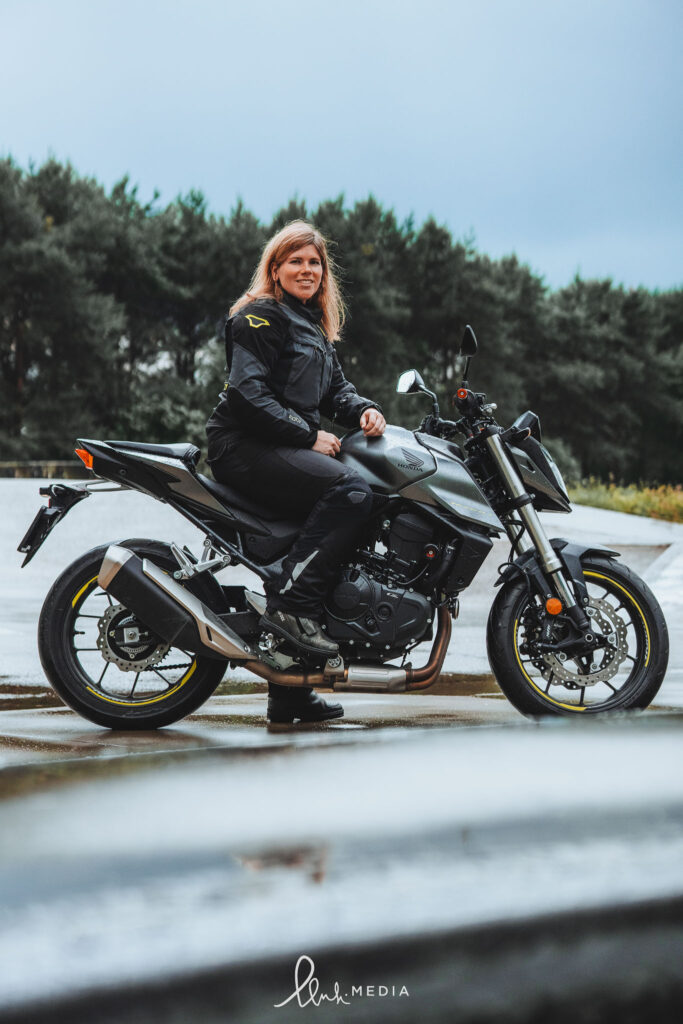 Ellen Kox met de Honda CB750 Hornet