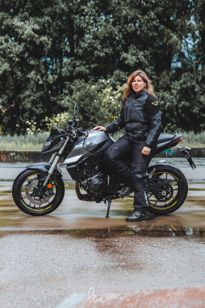 Ellen Kox met de Honda CB750 Hornet