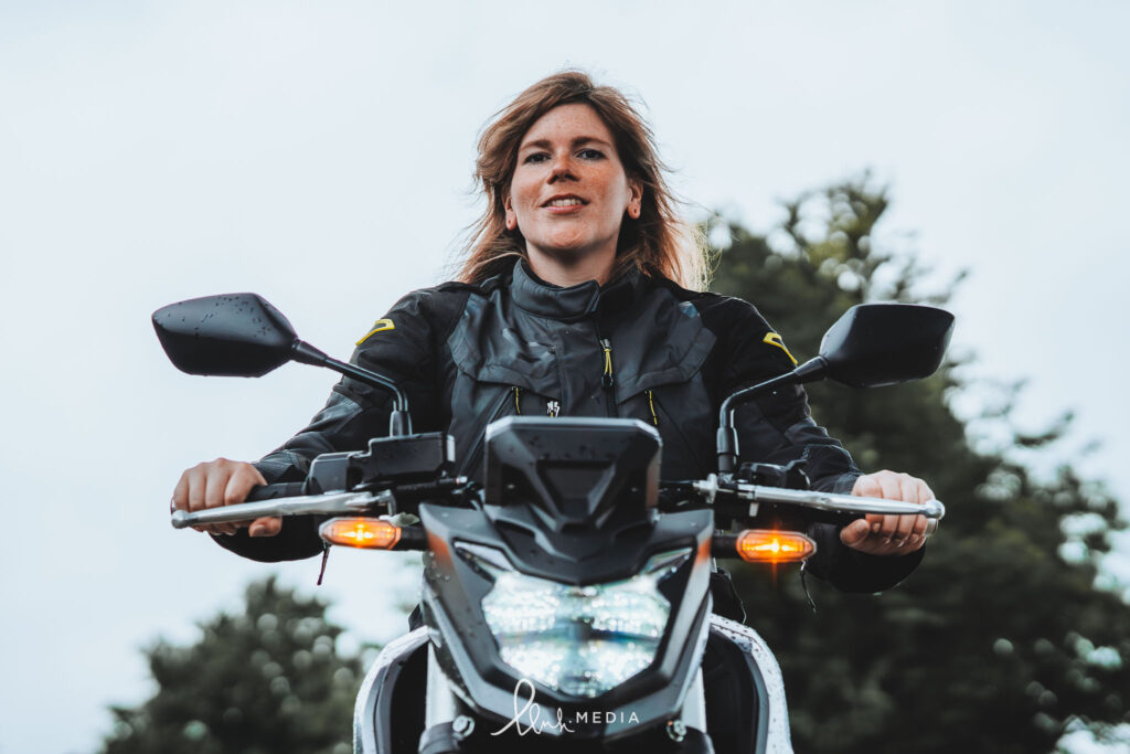 Ellen Kox met de Honda CB750 Hornet