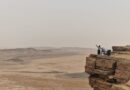 Liesbeth met haar Honda African Twin in de Sahara van Marokko