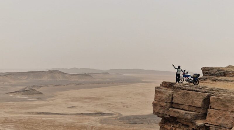 Liesbeth met haar Honda African Twin in de Sahara van Marokko